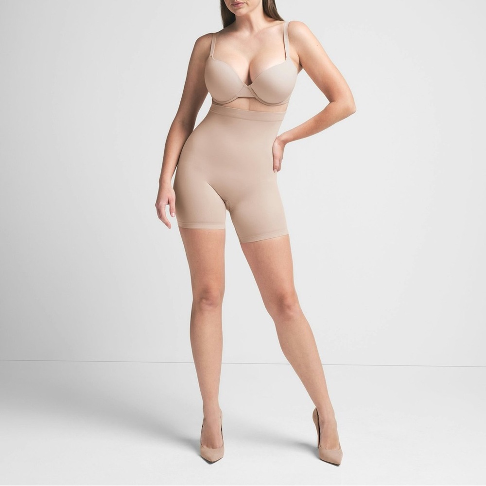 NEW SKIMS Mid-Thigh Shorts- Clay (size XS)